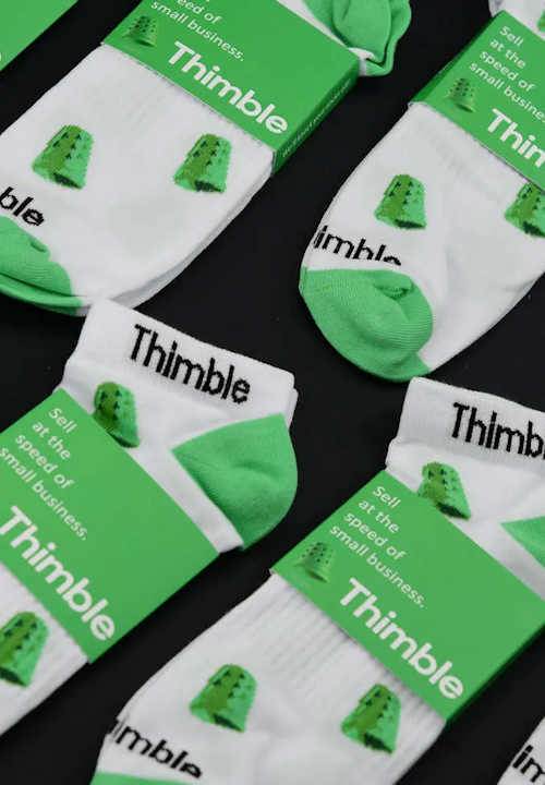 Stickade strumpor med logotyp