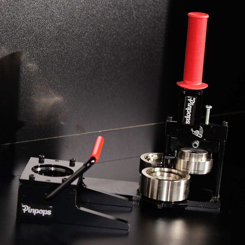 Knappmaskin Knappmaskin, grafikskärare och 1000 knappkomponenter