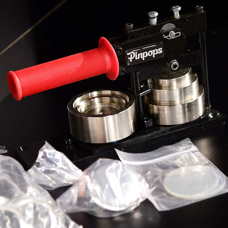 Knappmaskin Knappmaskin, grafikskärare och 1000 knappkomponenter