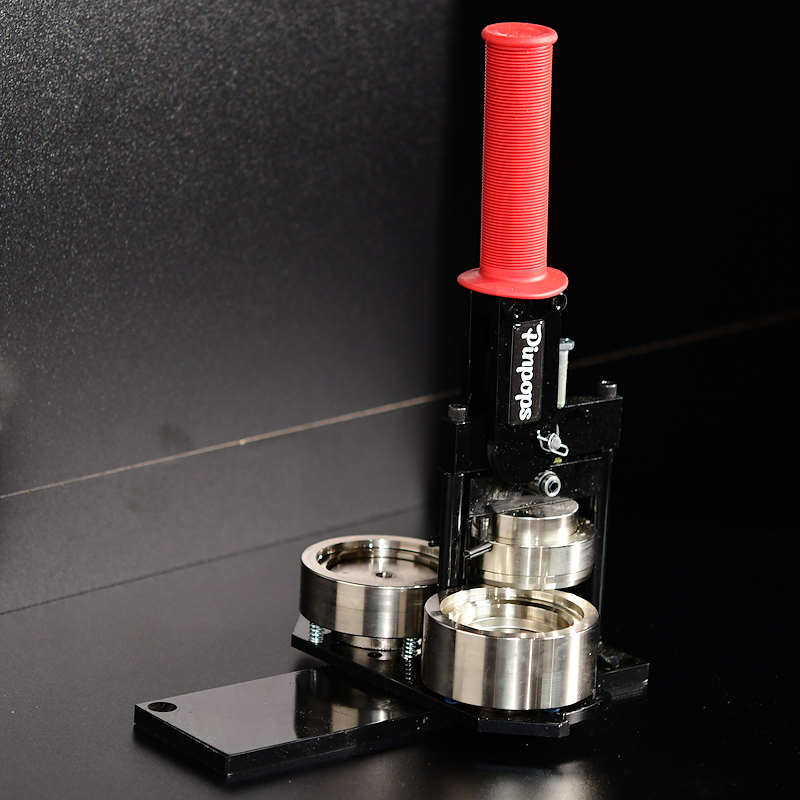 Knappmaskin Knappmaskin, grafikskärare och 1000 knappkomponenter