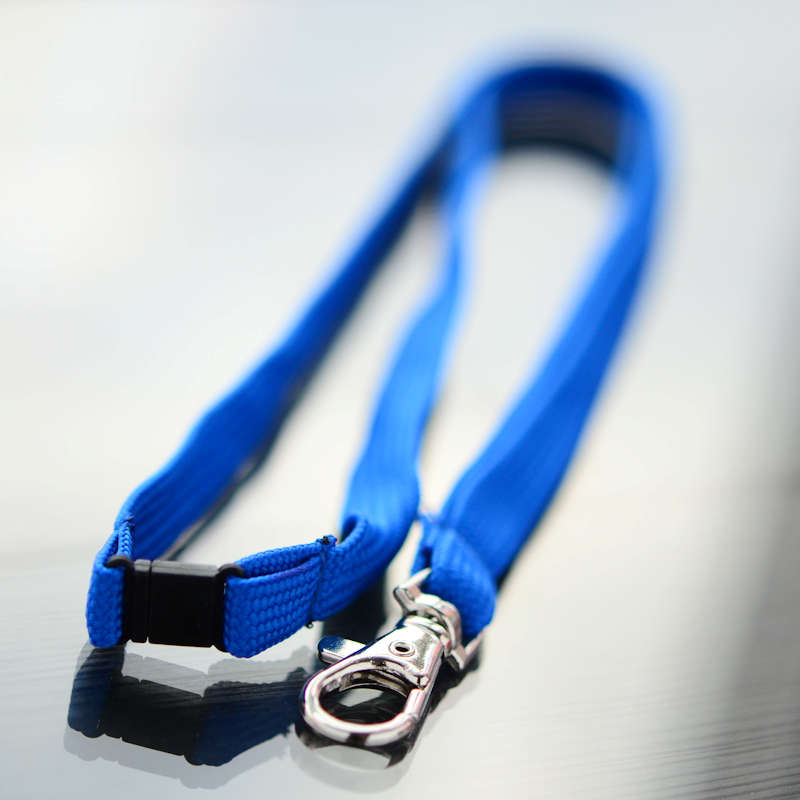 Blå Classic 10 mm nyckelband med pistolhake och säkerhetsspänne