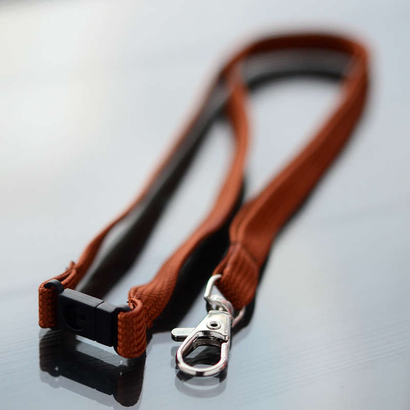 Kastanjebrun Classic 10 mm nyckelband med pistolhake och säkerhetsspänne