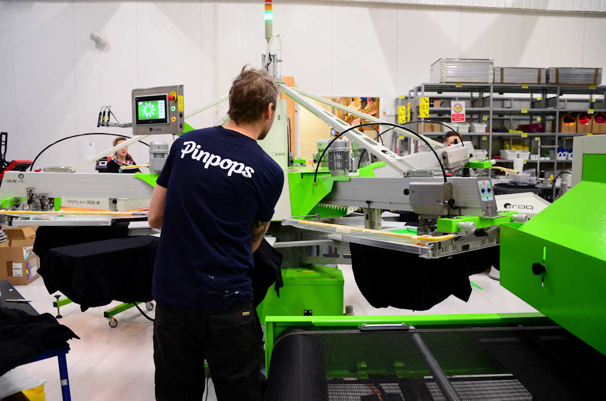 Vår egen produktion av silketryck för reklamplagg