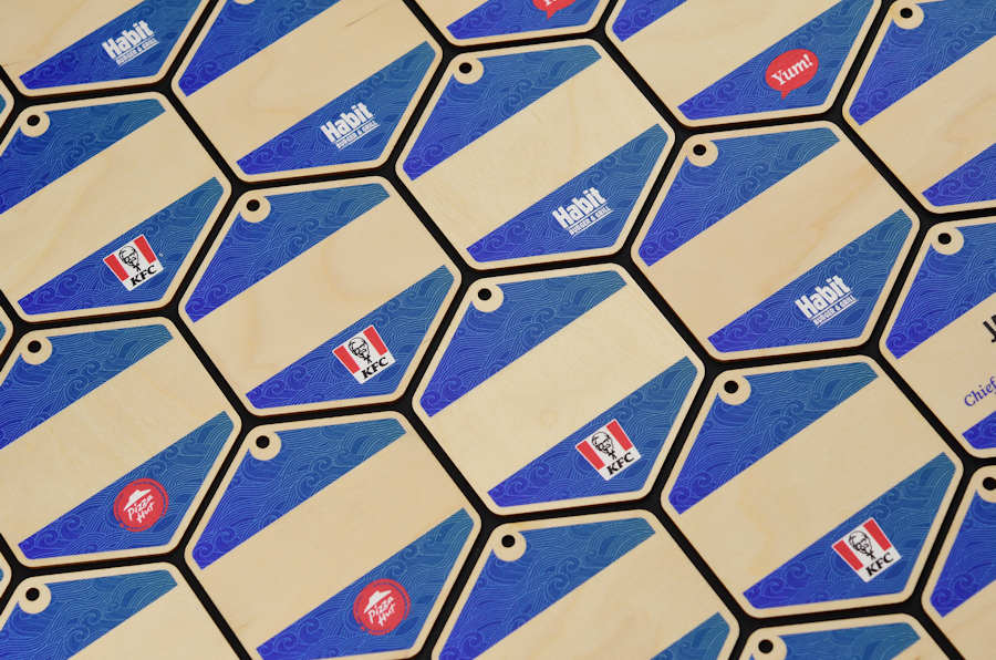 Namnskyltar och namnbrickor i trä